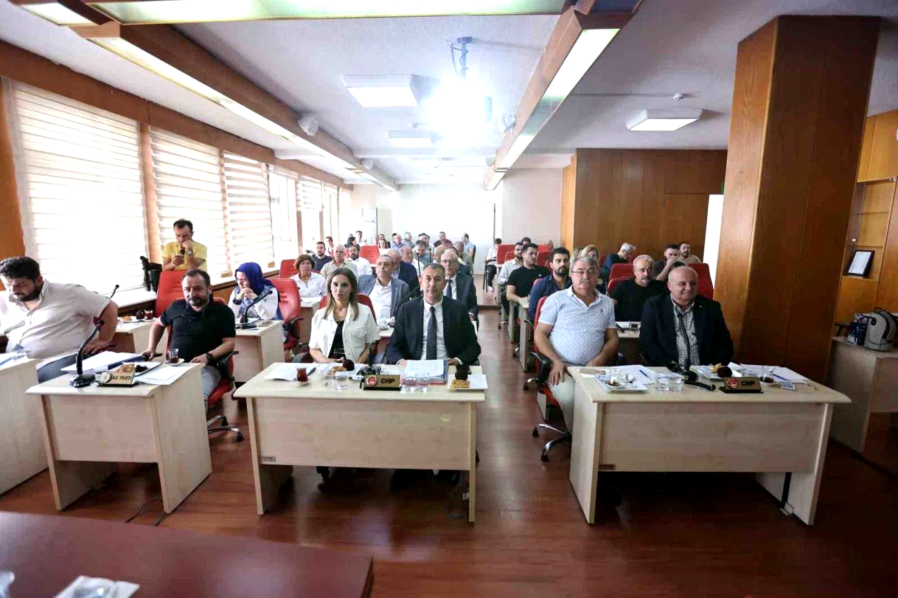 AK Parti’den açılış öncesi CHP lideri Özel’e çağrı