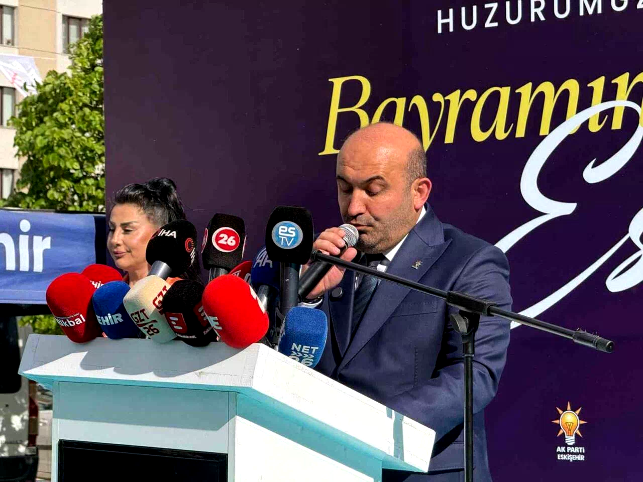 AK Parti Eskişehir İl Başkanı Albayrak: “Adliye önündeki görüntülerden rahatsız oluyorsunuz da dosyalardaki suçlar hiç mi vicdanınızı sızlatmıyor”