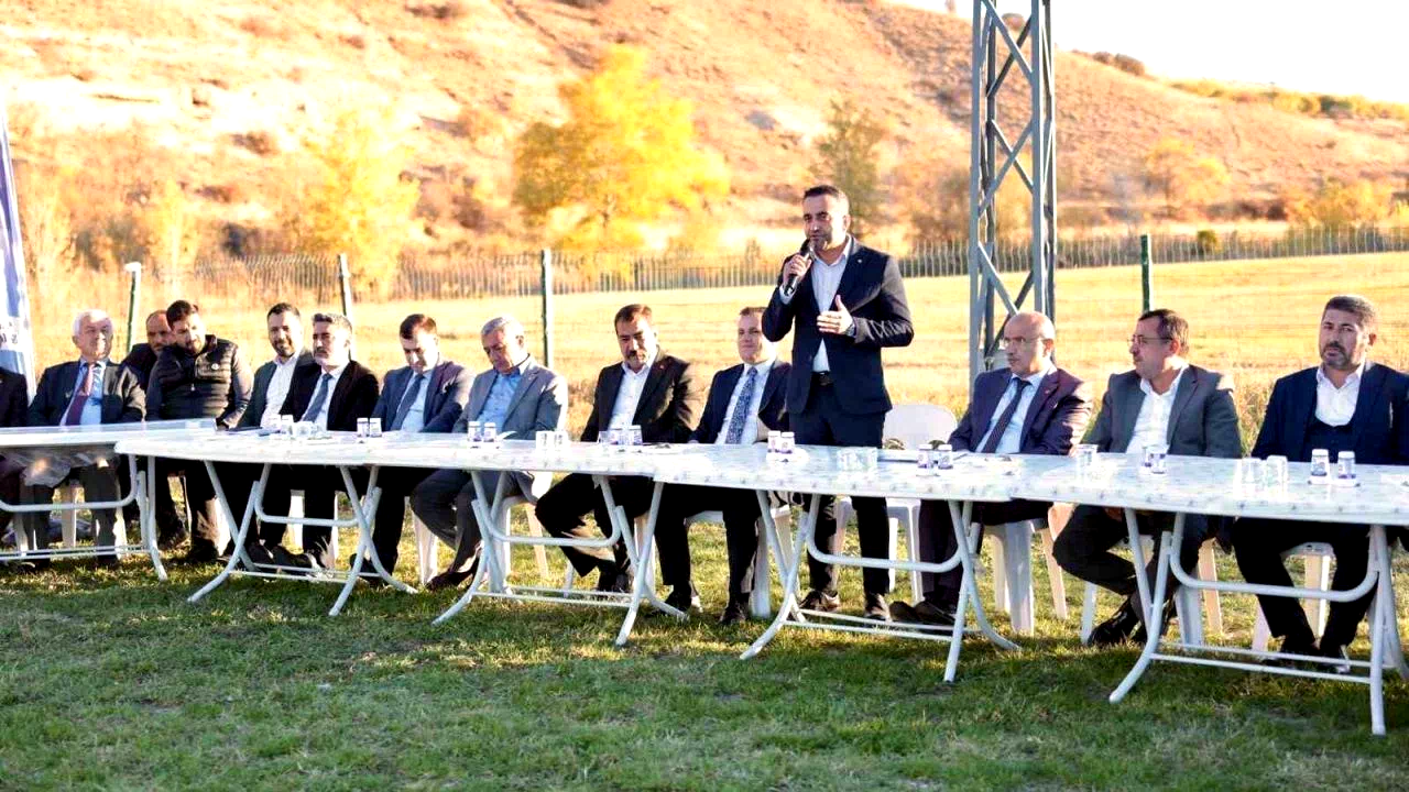 AK Parti heyeti Akçadağ’da muhtarlarla buluştu