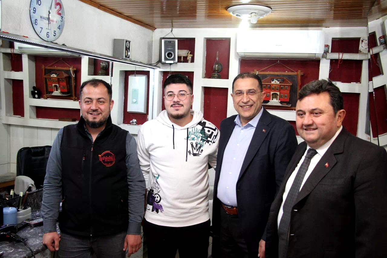 AK Parti’li başkanlardan Kula’da esnaf ve ev ziyaretleri