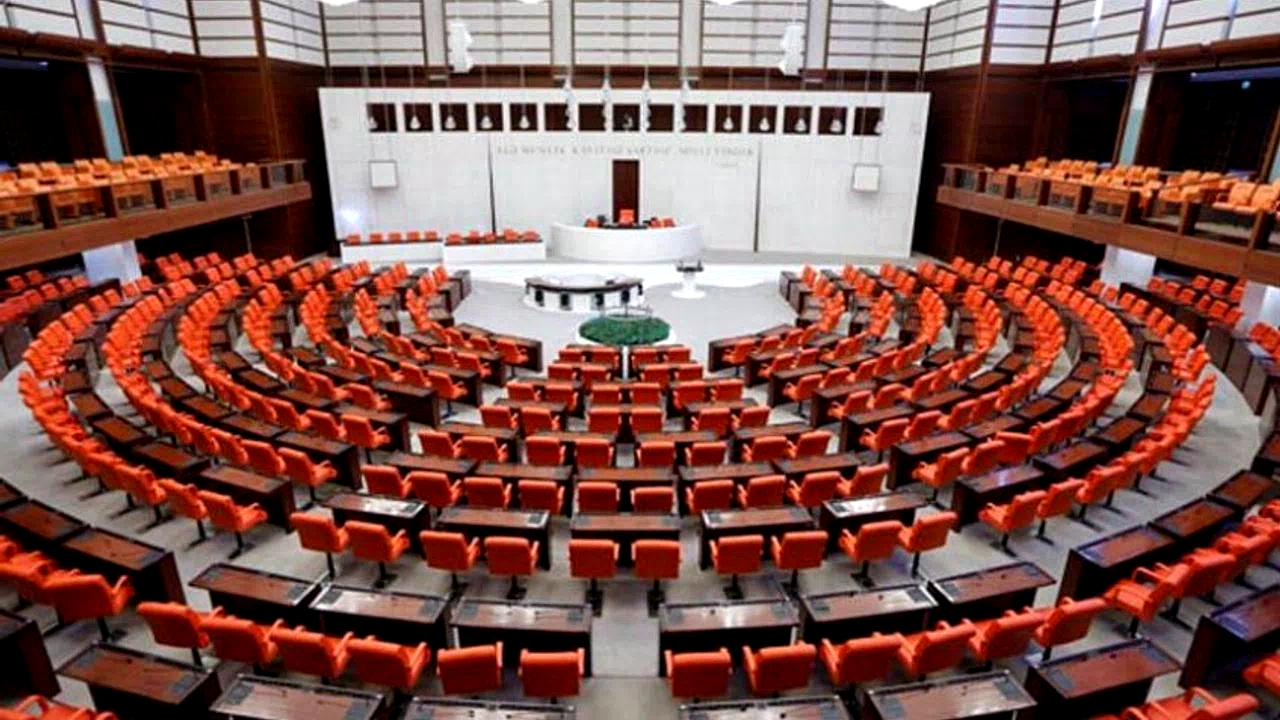 AK Parti, Meclis'teki sandalye sayısını 272'ye yükseltti