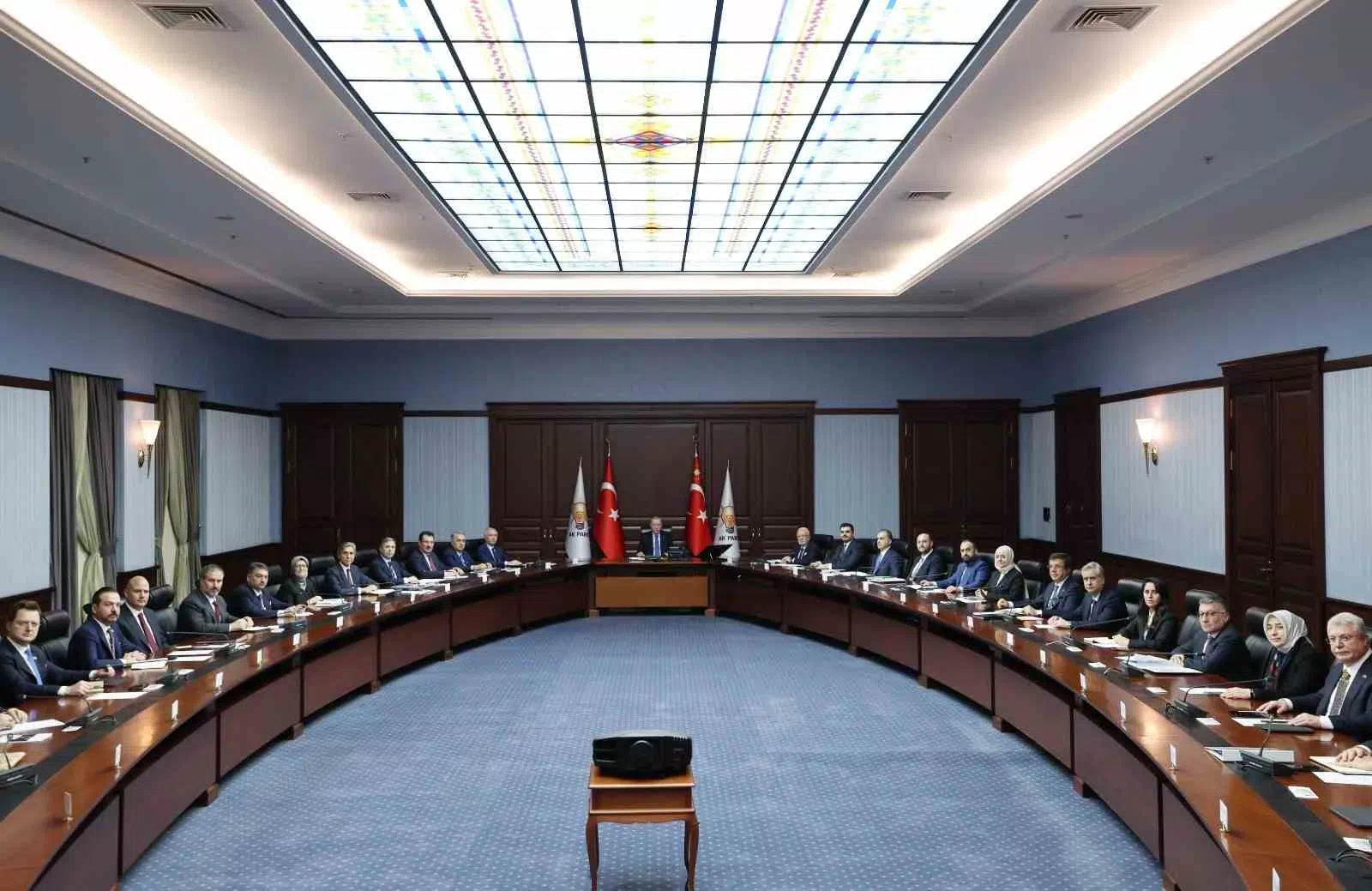 Ak parti merkez yürütme kurulu, cumhurbaşkanı ve ak parti genel başkanı recep tayyip erdoğan başkanlığında parti genel merkezi’nde bir araya geldi.