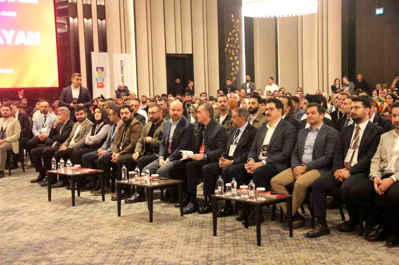 AK Parti Sözcüsü Ömer Çelik ve Bilal Erdoğan Şanlıurfa’da gençlerle buluştu