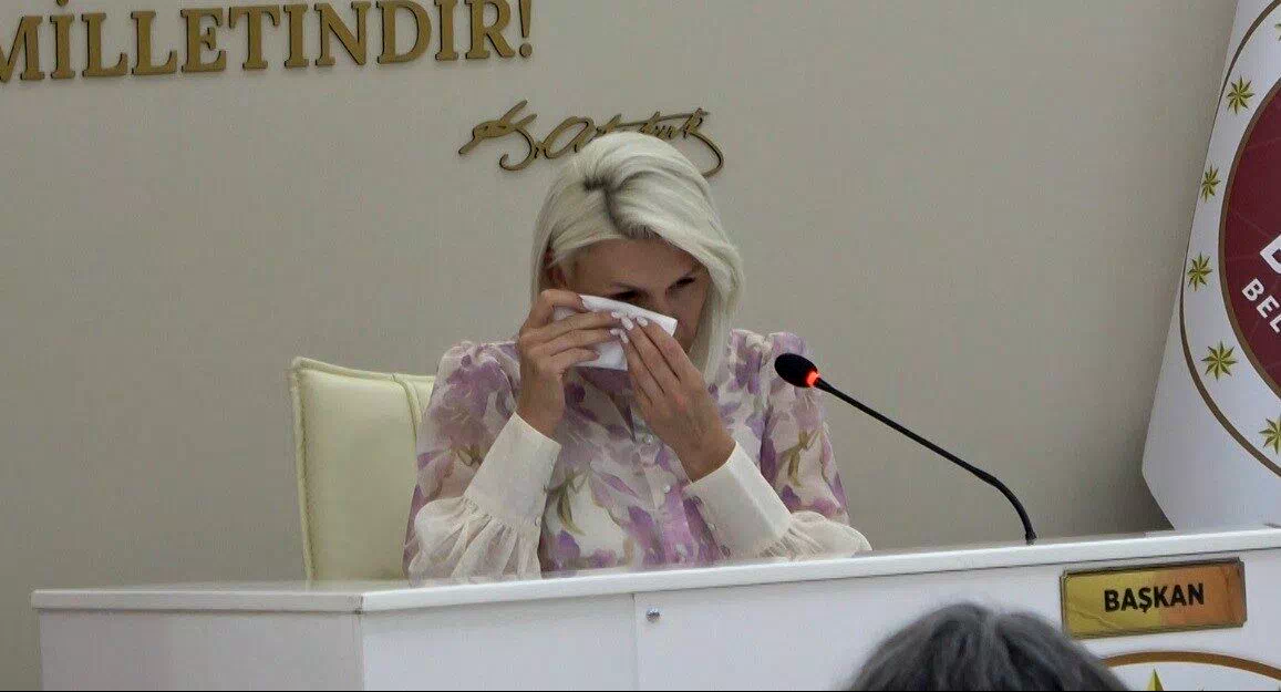 AK Parti ve MHP’den destek alan CHP’li başkan gözyaşlarını tutamadı
