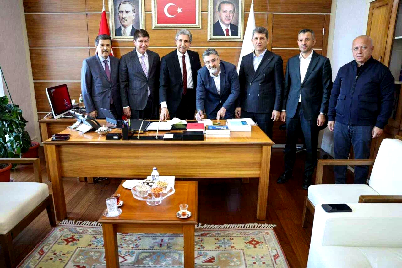AK Parti’ye katılan Serik Belediye Başkanı Kumbul: “Hemşehrilerimize en iyi hizmeti sunmak amacıyla yeni bir yol yürümeye karar verdim”