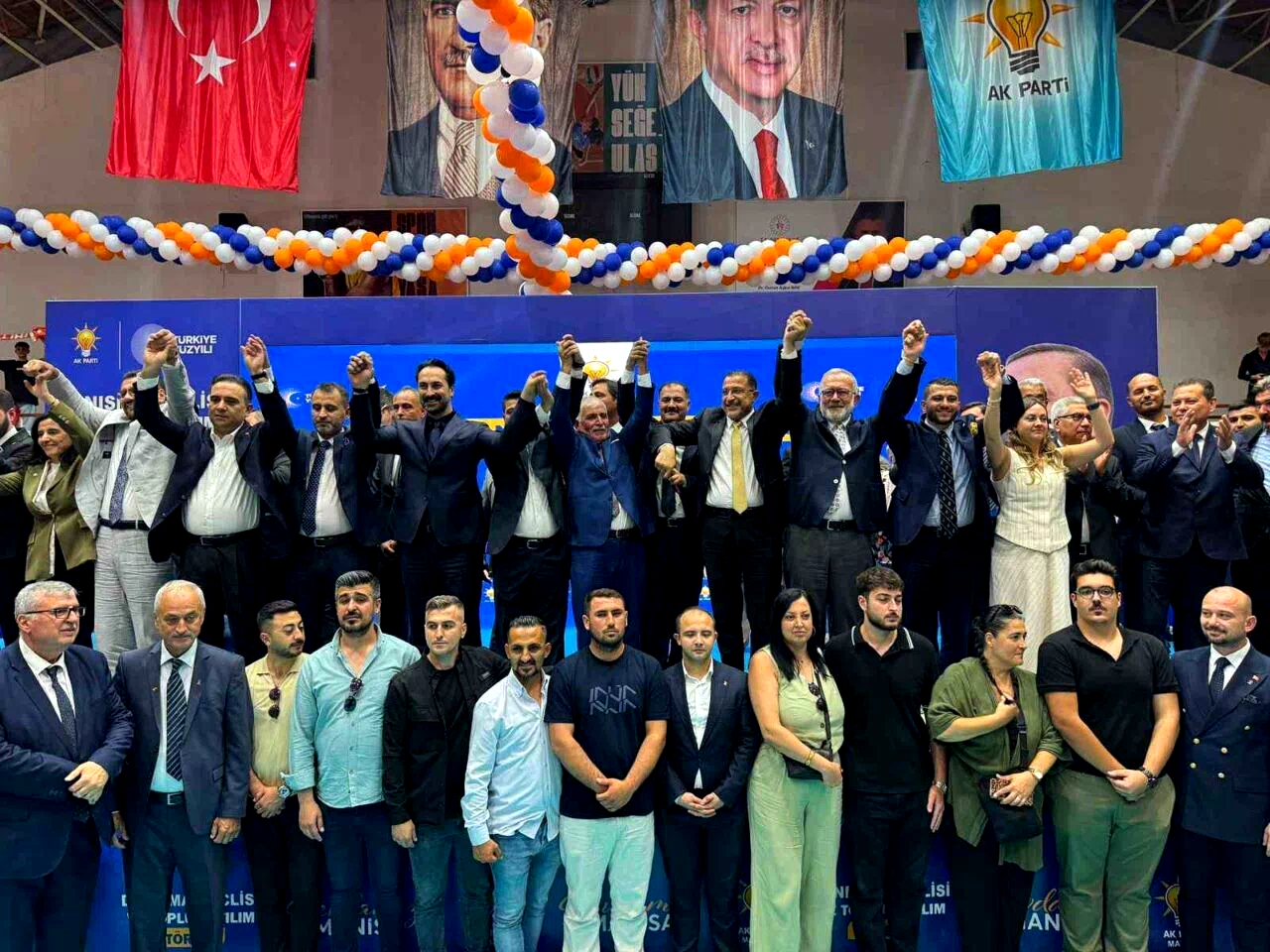 AK Parti’ye Manisa’da toplu katılım: 612 kişiye rozet takıldı