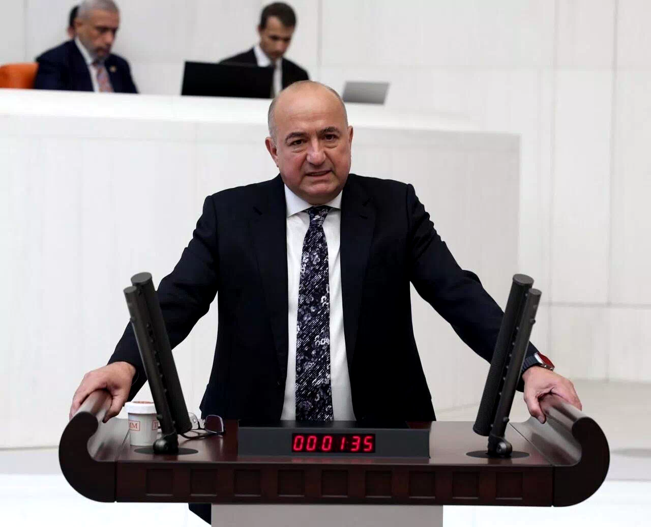 AK Partili Gider’den Özgür Özel’e: “Boş ver sen köprüyü bedava yapmayı. Belediye başkanına talimat ver, suyu bedava da yapmasın, en azından ucuzlatsın”