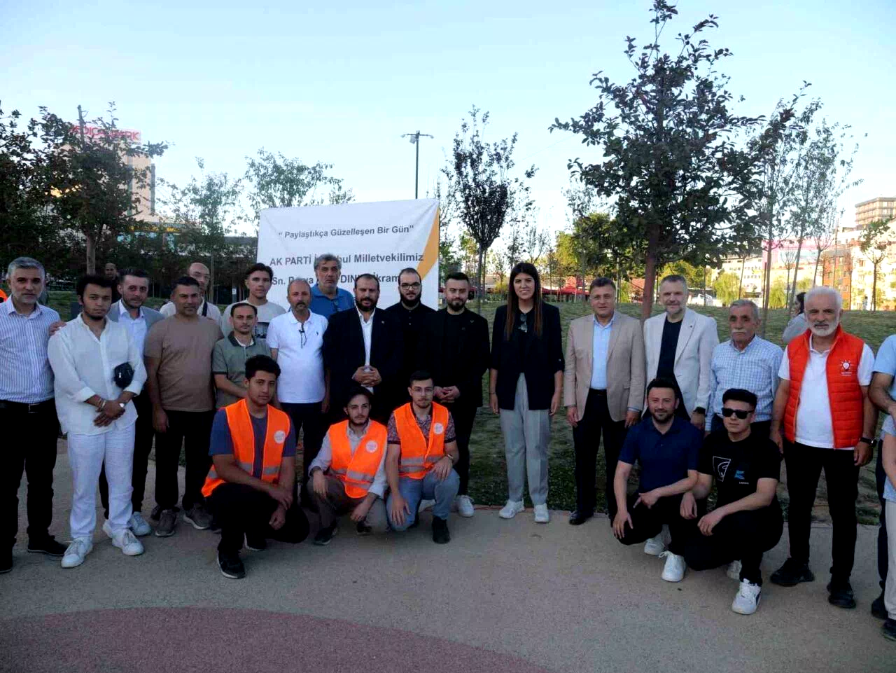 AK Partili Milletvekili Derya Ayaydın vatandaşlarla sohbet ederek dondurma ikram etti