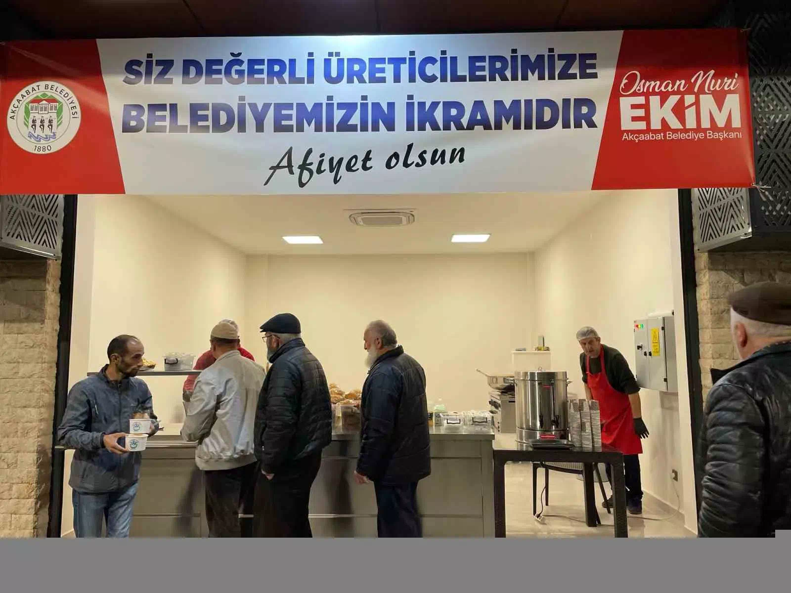 AKÇAABAT PAZARINDA PAZARCILARA SICAK ÇORBA İKRAMI DEVAM EDİYOR