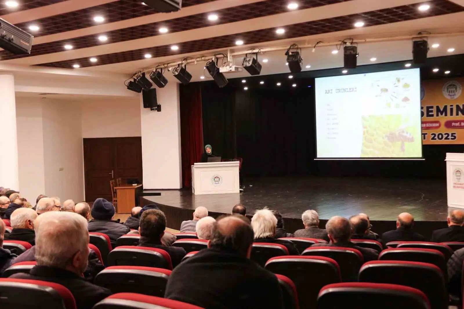 Akçaabat’ta arıcılık semineri düzenlendi.