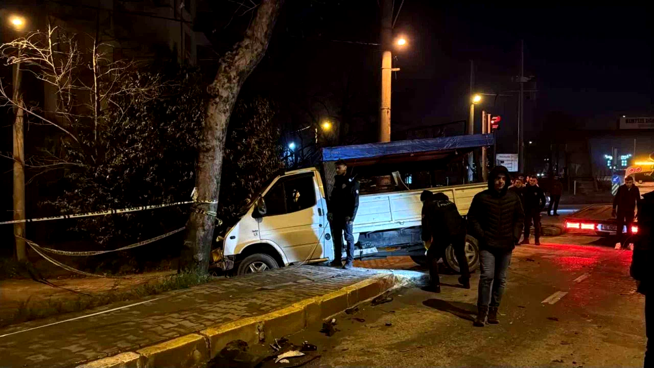 Akıl almaz kaza: Kamyonetler çarpıştı, savrulan stepne yayayı ağır yaraladı