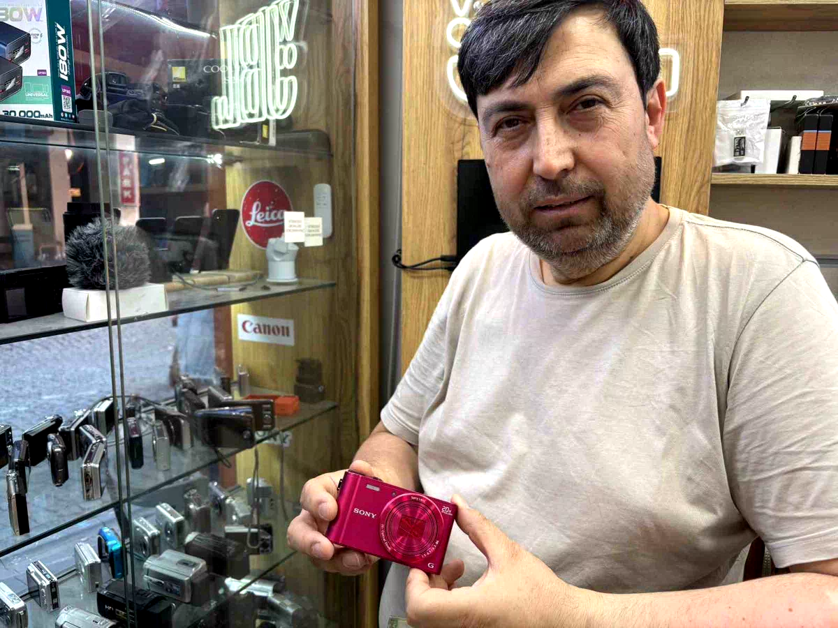 Akıllı telefonların yapaylığından kaçıp kompakt fotoğraf makinelerine yöneldiler
