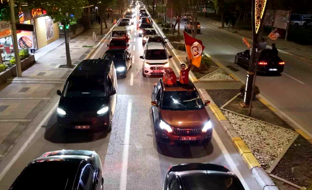 Aksaray sokaklarında Galatasaraylıların coşkulu kutlaması
