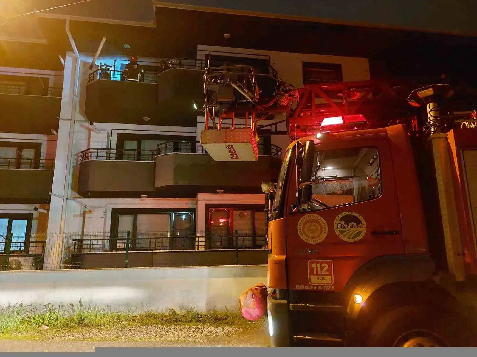 AKYAZI’DA BİNADA ÇIKAN YANGIN KOMBİ İLE SÖNDÜRÜLDÜ