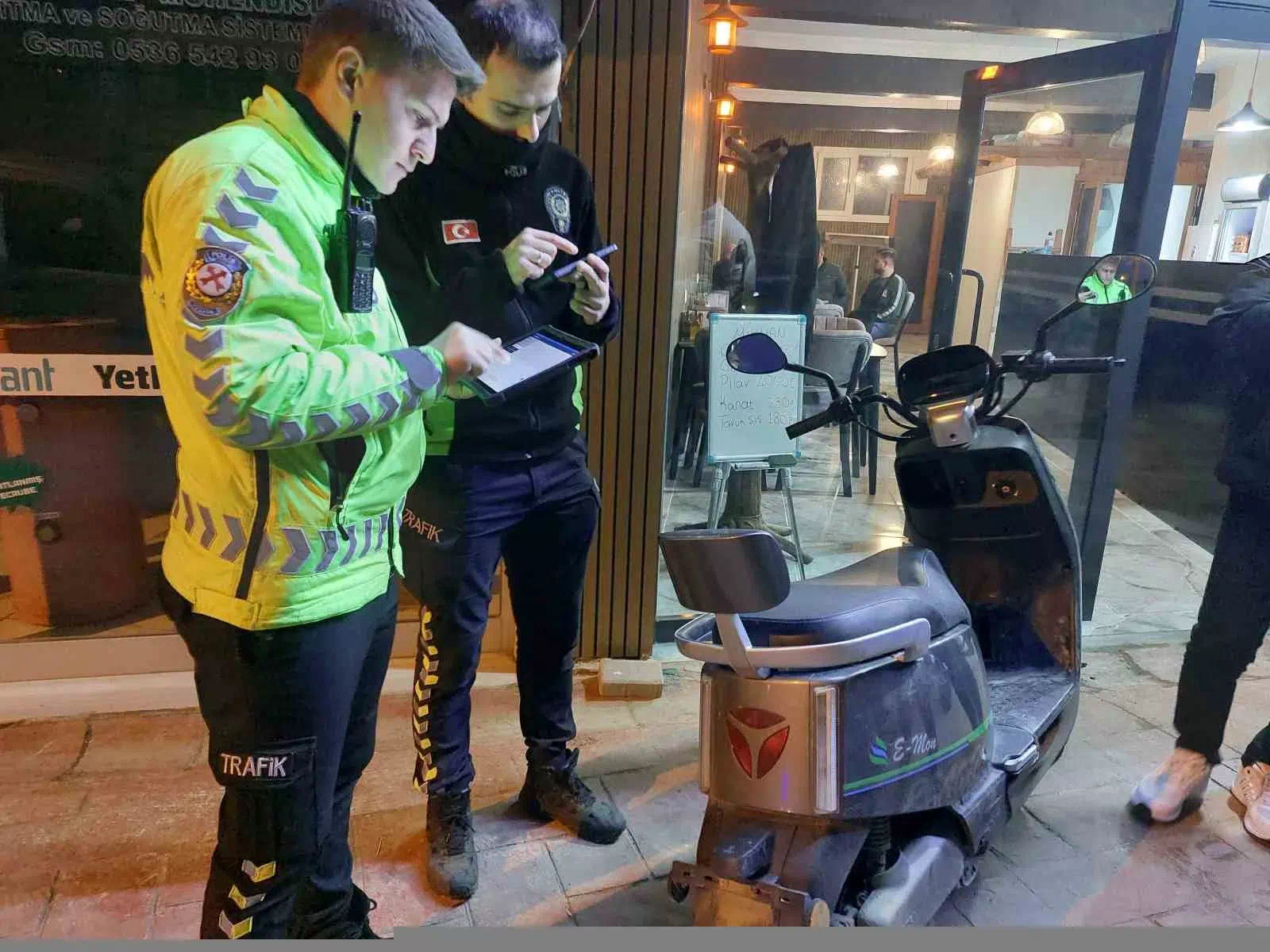 AKYAZI’DA ELEKTRİKLİ BİSİKLET YAYAYA ÇARPTI: 2 YARALI.