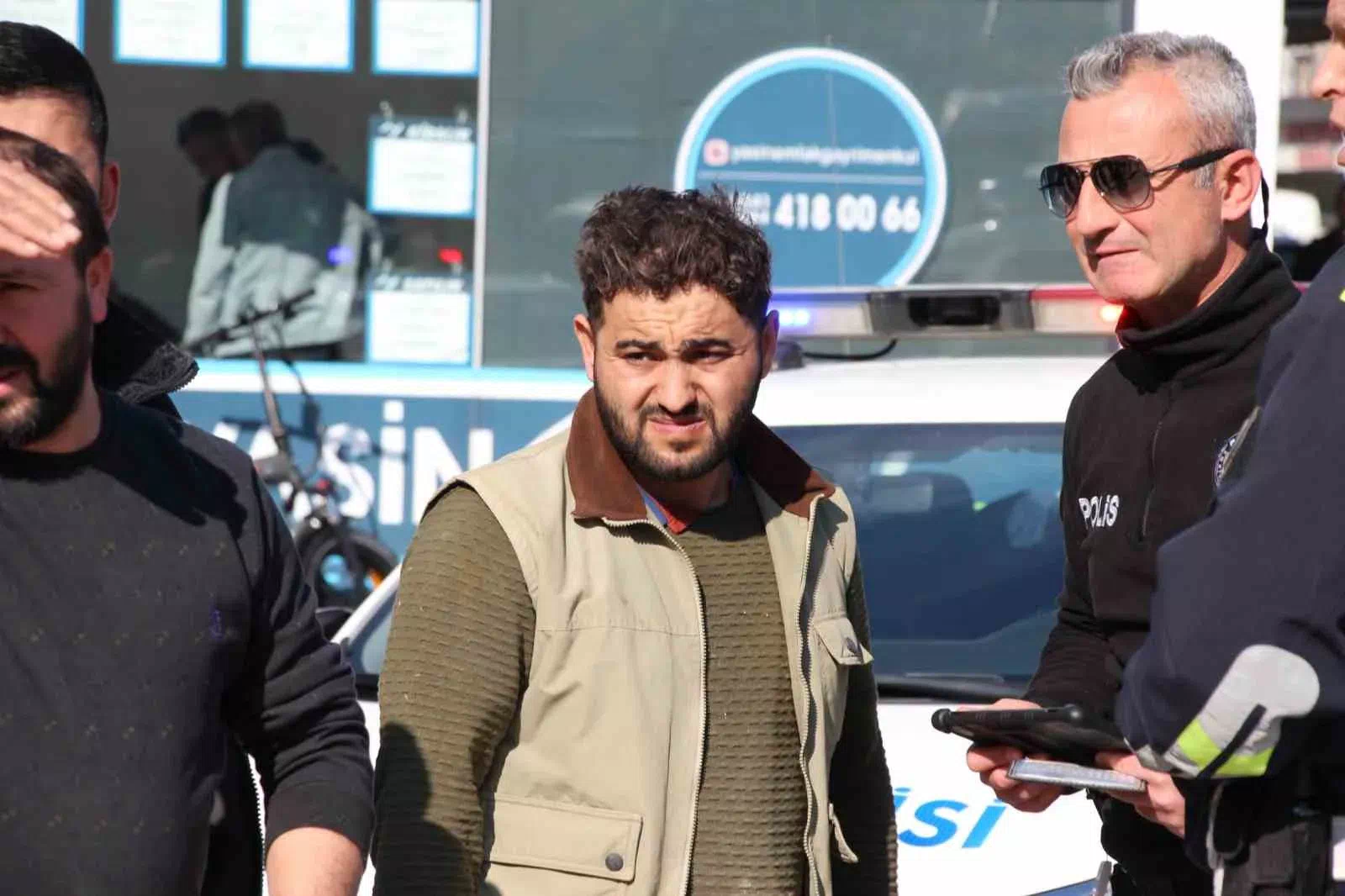AKYAZI’DA TRAFİK DENETİMİNDE YABANCI UYRUKLU KAMYONET SÜRÜCÜSÜ CEZADAN KAÇAMADI.
