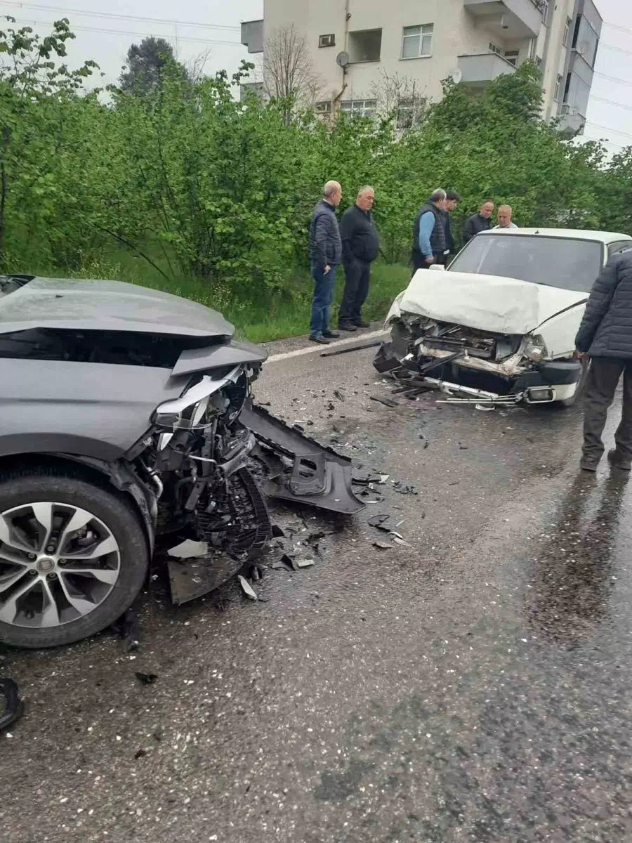 Alaplı’da Trafik Kazası: 2 Kişi Yaralandı