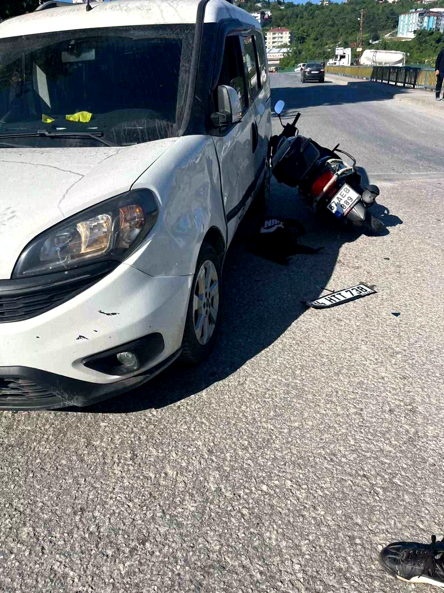 Alaplı’da zincirleme kaza; Motosikletteki 2 kişi yaralandı