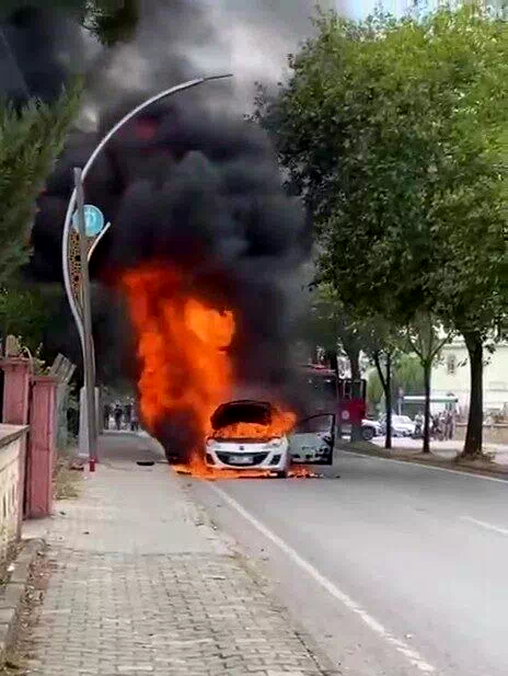 Alev alan otomobilden geriye hurda yığını kaldı