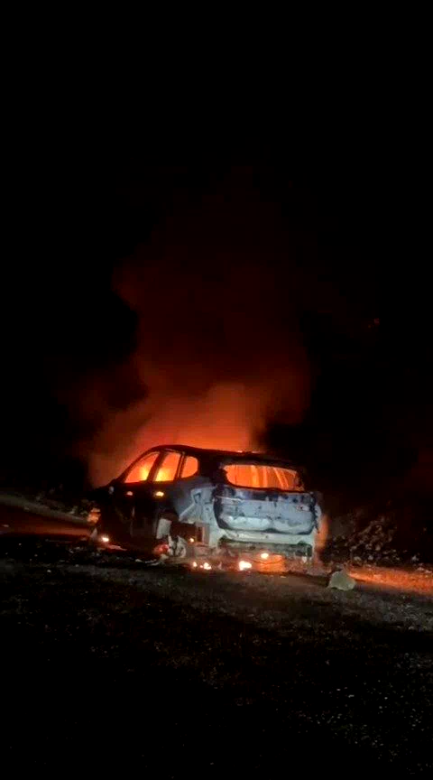 Alev alev yanan otomobil kullanılamaz hale geldi