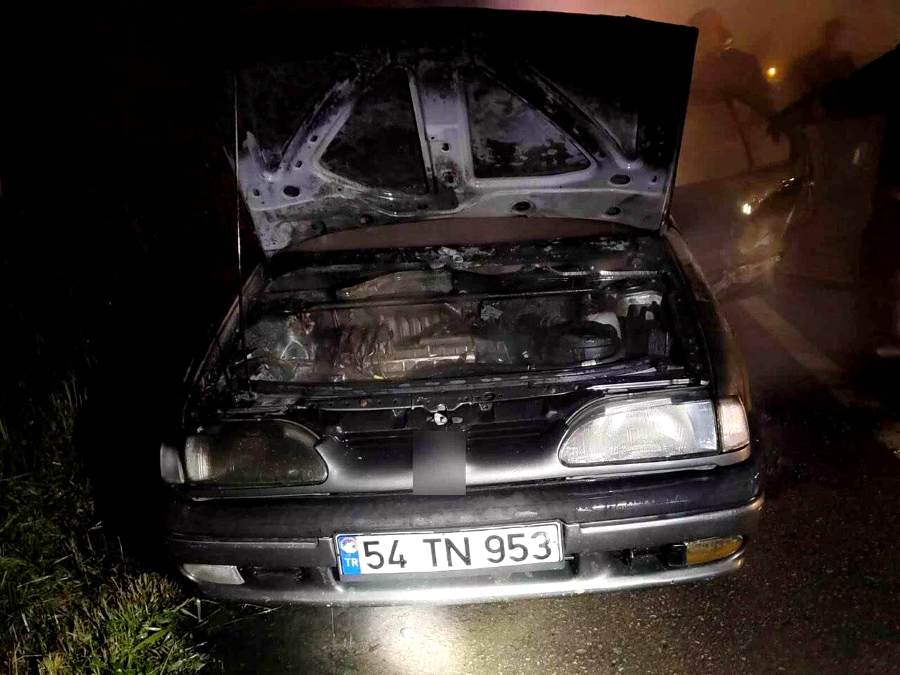 Alev topuna dönen otomobil, itfaiye ekiplerince söndürüldü