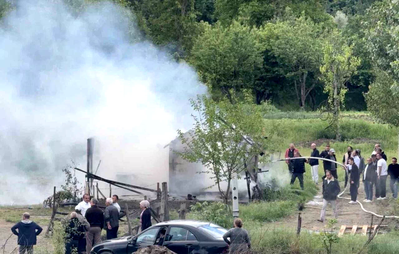 Alevlere teslim olan ev kullanılmaz hale geldi