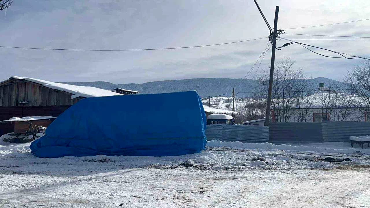Alevlere teslim olan minibüsünü izlerken kalbine yenik düştü