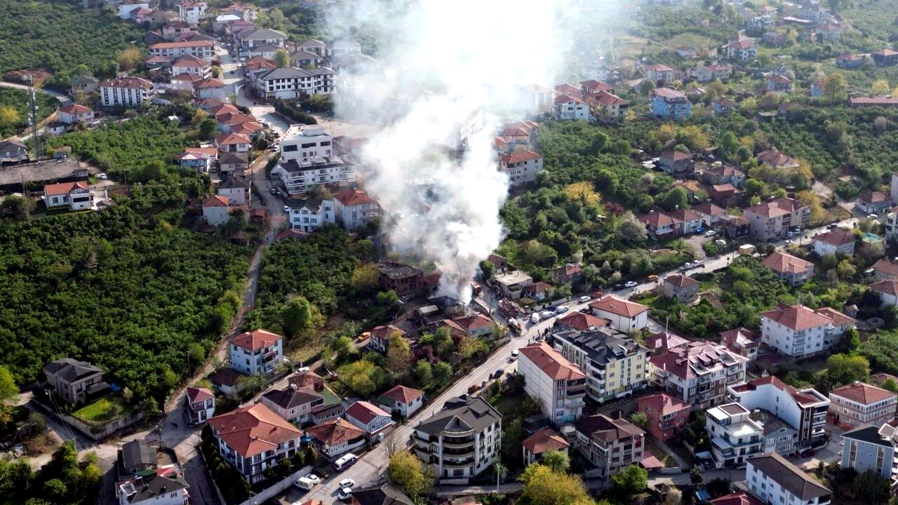 Alevlere teslim olan tek katlı ev kullanılmaz hale geldi