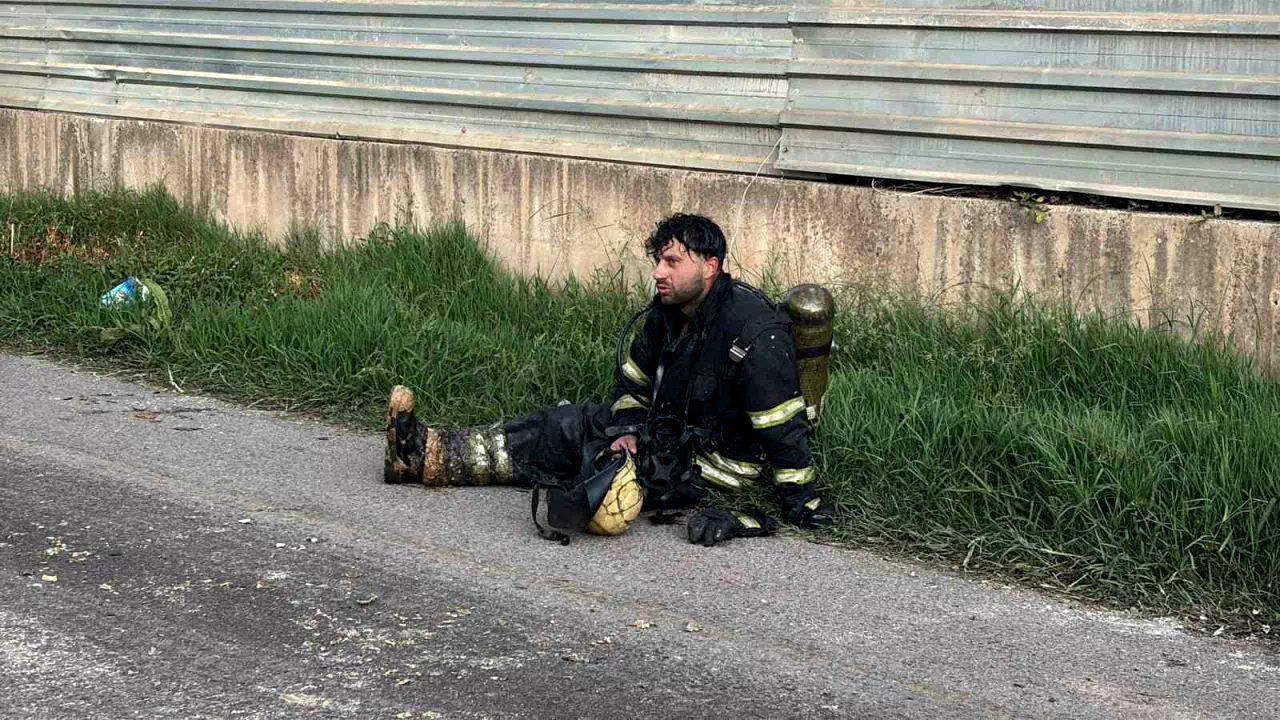 Alevlerin karşısında bir anlık mola: İtfaiye erlerinin yangınla imtihanı