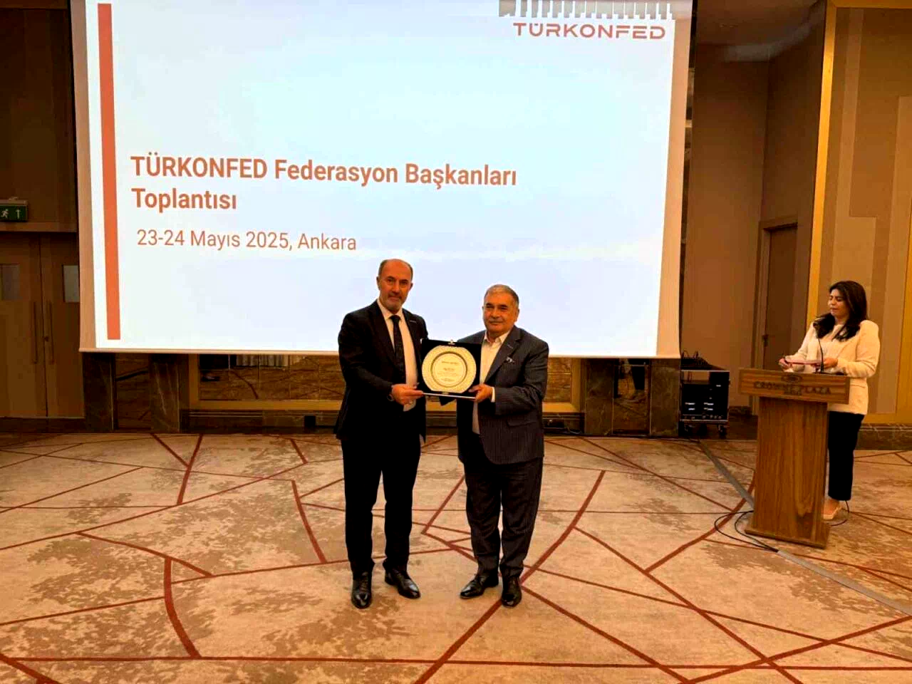 Alim’den, Öğücü’ye teşekkür plaketi