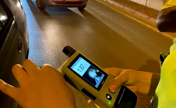 Alkollü çevirmeye girdi, ehliyeti gidince depremleri daha önceden bildiğini iddia etti