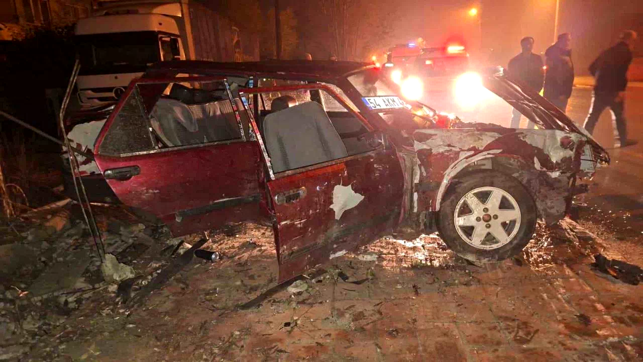 Alkollü sürücü sollama yaparken duvara çarptı: 3 yaralı