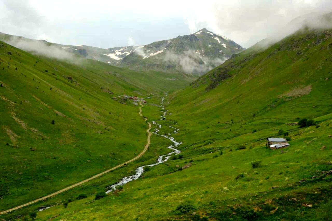 Alpleri andıran manzarasıyla Dulağa Yaylası büyülüyor