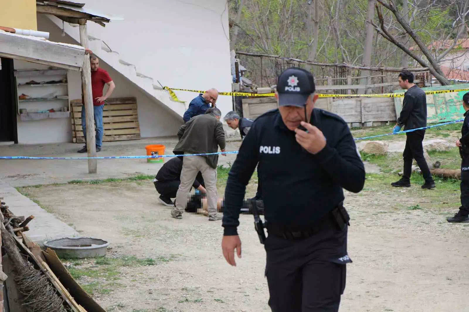 Amasya’da 28 yaşındaki gencin evinin önünde bıçaklanarak öldürülmesiyle ilgili katil zanlısı yakalandı.
