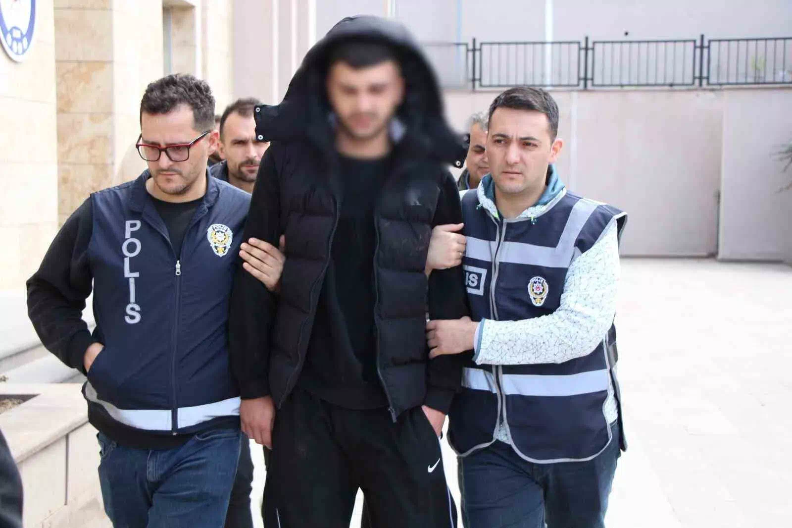 AMASYA’DA 6 YIL ÖNCE BABASININ BIÇAKLANARAK ÖLDÜRÜLMESİNİN FAİLLERİNDEN BİRİNİN OĞLU, EVİNİN ÖNÜNDE 9 BIÇAK DAR BESİYLE ÖLDÜRÜLDÜ.