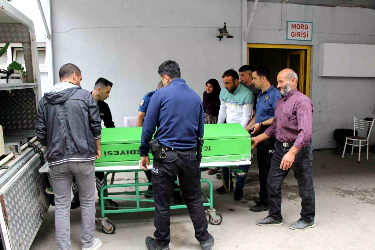 Amasya’da cezaevinden çıkan adam tartıştığı eşini vurup intihar etti