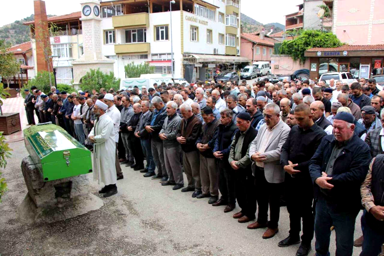 Amasya’da cezaevinden çıkan eşinin vurduğu kadın defnedildi