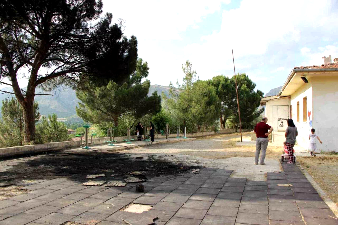 Amasya’da çocuk parkı alev alev yandı