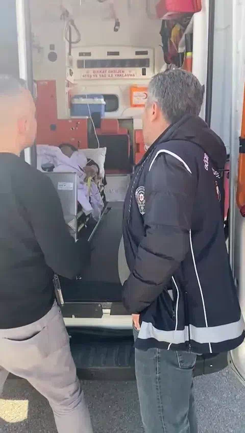 Amasya’da durdurulan ambulans ile kaçak göçmen yakalandı, 3 kişiden 1’i tutuklandı.