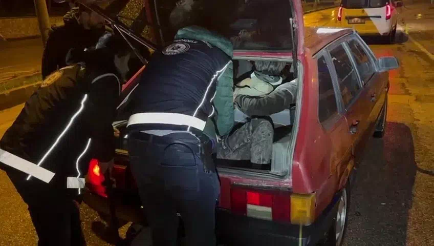 AMASYA’DA DURDURULAN OTOMOBİLDE 6 AFGANİSTAN UYRUKLU KAÇAK GÖÇMEN YAKALANDI.