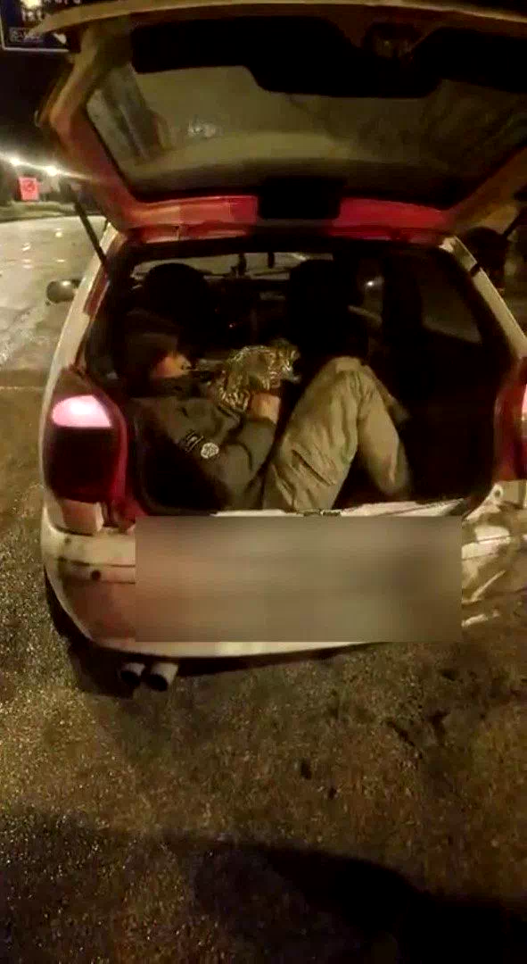Amasya’da durdurulan otomobilden 5 kaçak göçmen çıktı