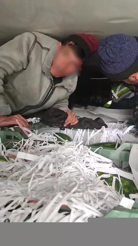 Amasya’da durdurulan tırda 3 Afganistan uyruklu kaçak göçmen yakalandı.