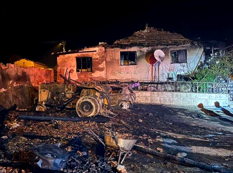 Amasya’da evin garajında çıkan yangında otomobil ve traktör kullanılmaz hale geldi