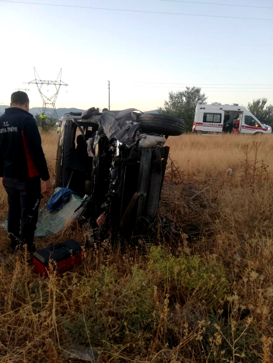 Amasya’da hafif ticari araç kazada savruldu: 4 yaralı