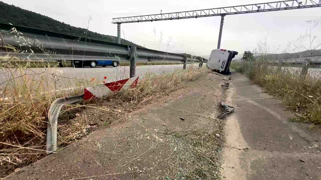 Amasya’da hafif ticari araç refüjdeki su kanalına uçtu: 2 yaralı
