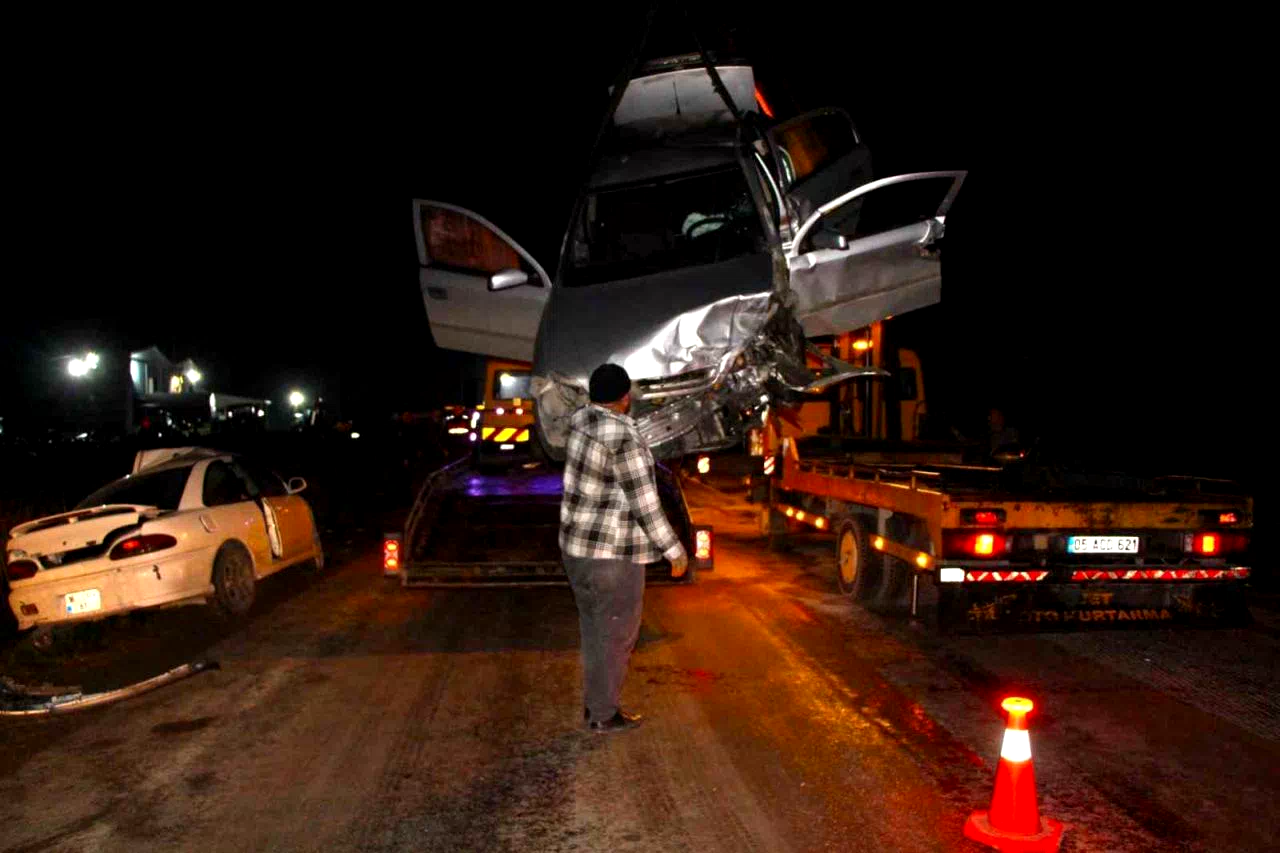 Amasya’da iki otomobil kafa kafaya çarpıştı: 8 yaralı
