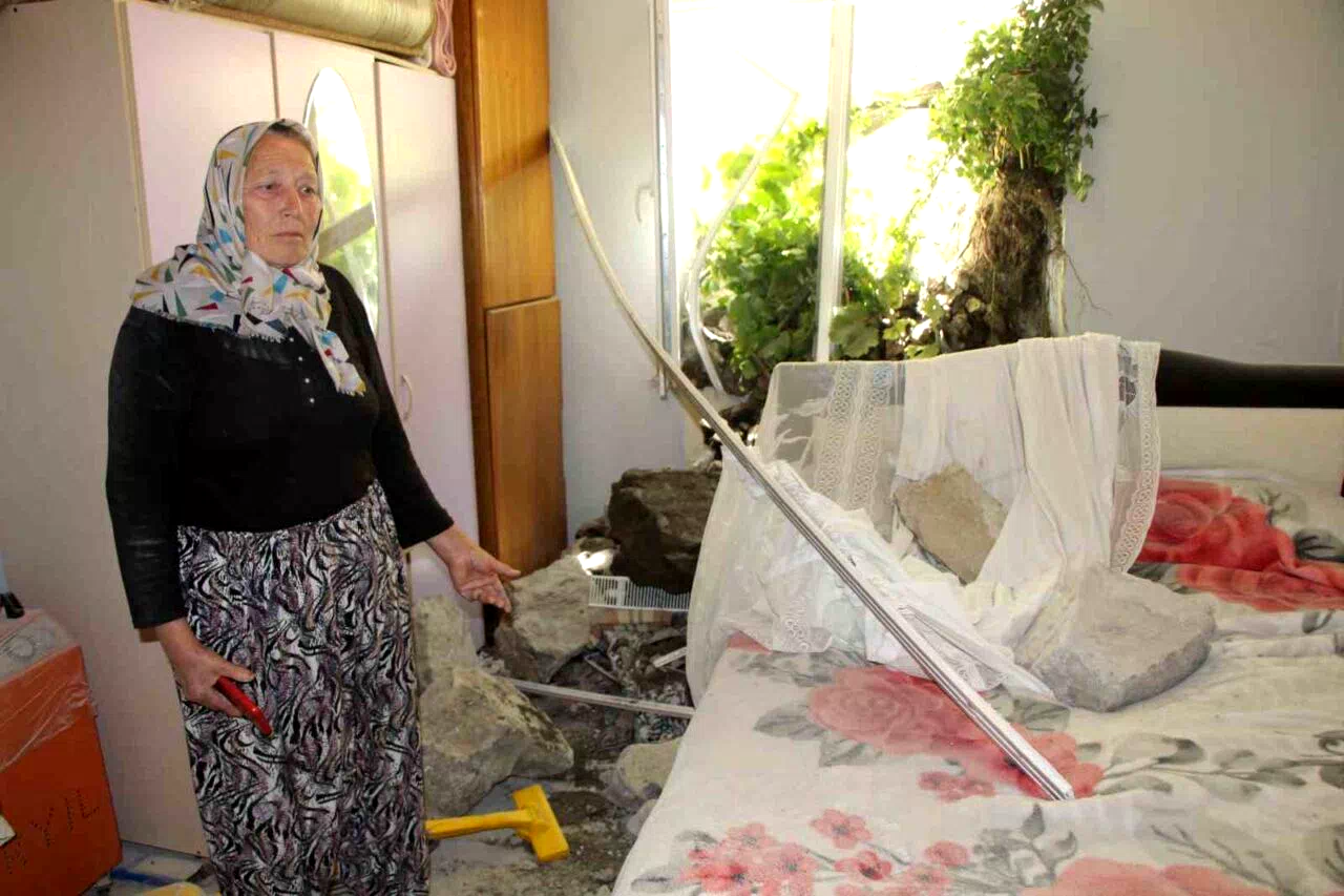 Amasya’da istinat duvarı evin üzerine çöktü