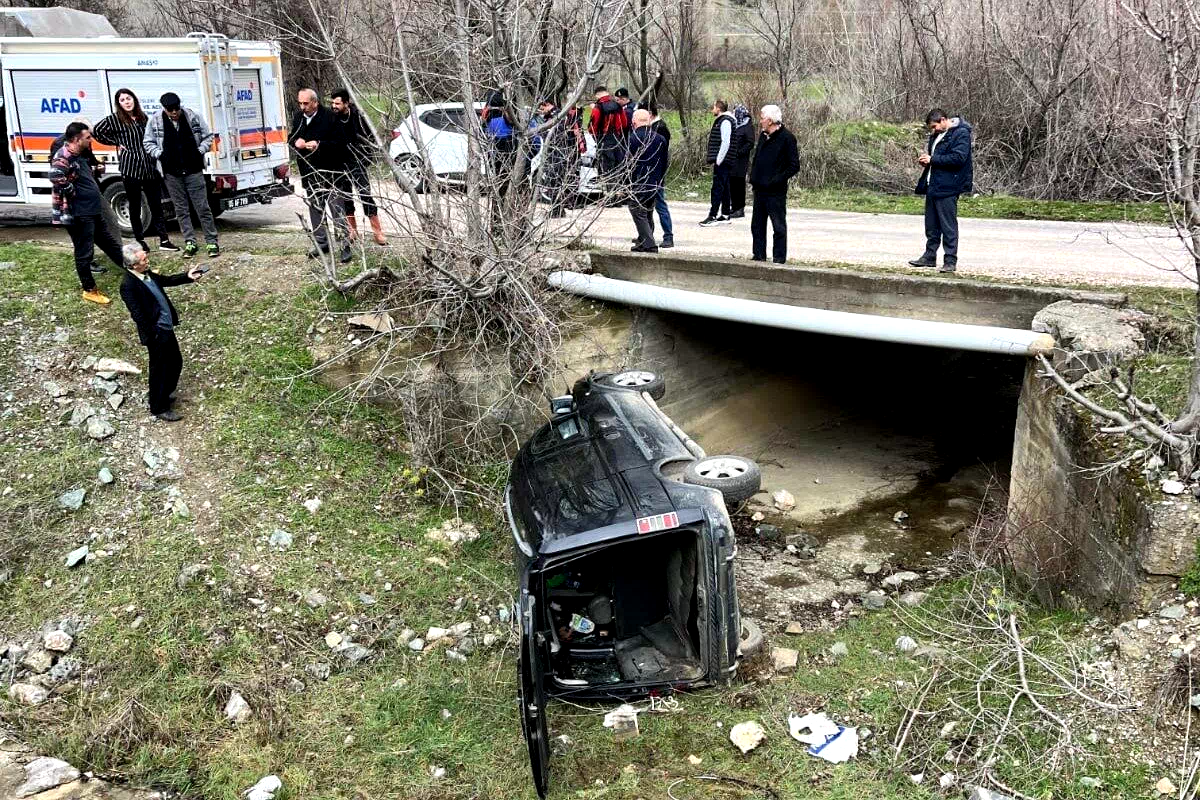 Amasya’da kamyonet menfeze devrildi: 3 yaralı