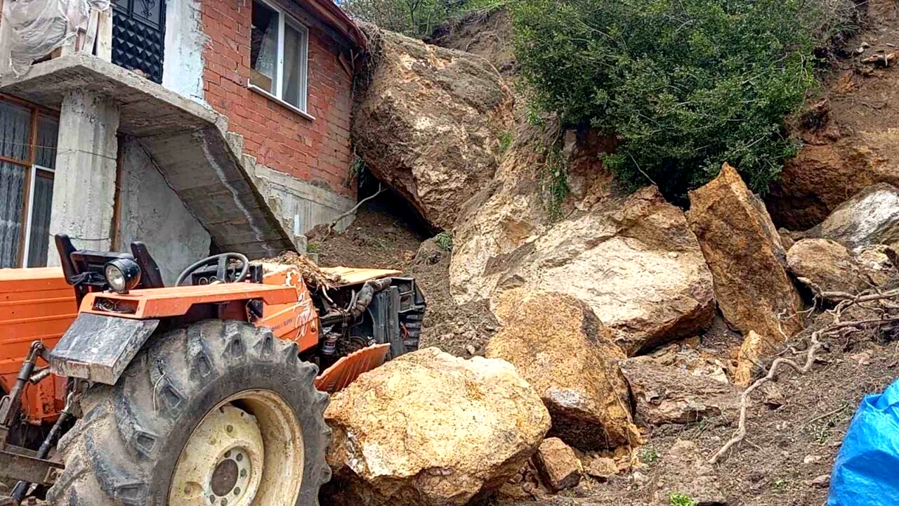 Amasya’da kaya parçaları ev ve traktörün üstüne düştü