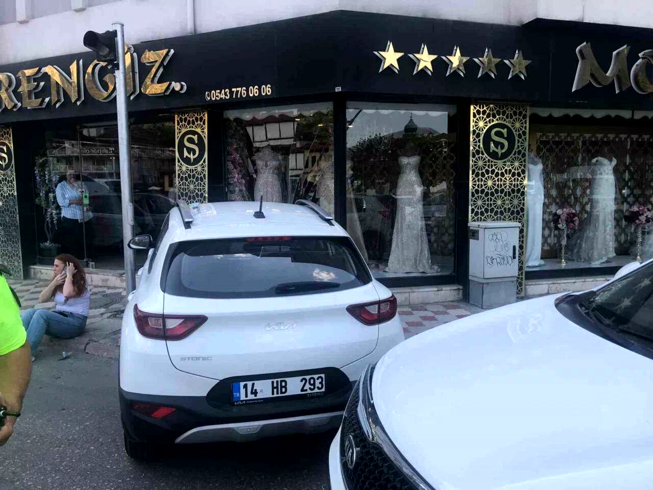 Amasya’da kaza yapan aracın vitrine çarptığı anlar kamerada